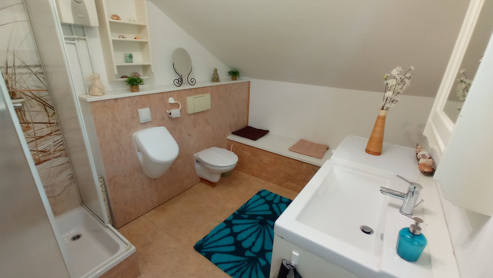 Badezimmer mit Dusche unter der Dachschräge