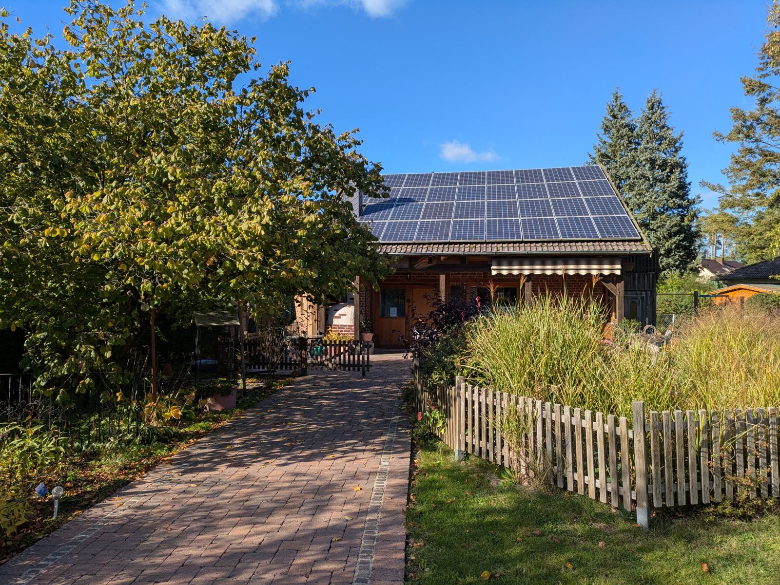Gepflasterter Weg durch den Garten zum Ferienhaus
