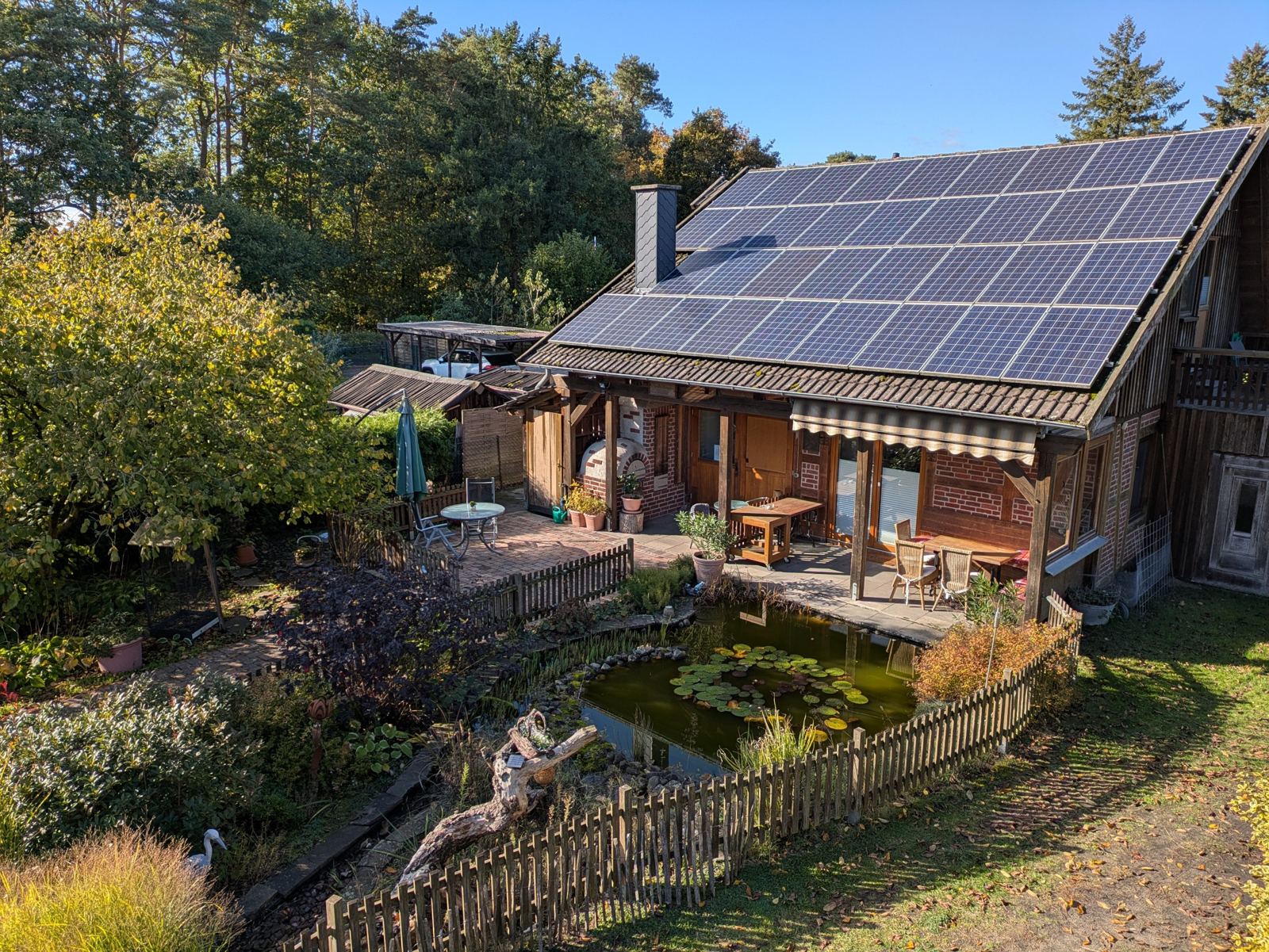 Ferienhaus mit Solardach, überdachter Terrasse und Gartenteich mit Seerosen