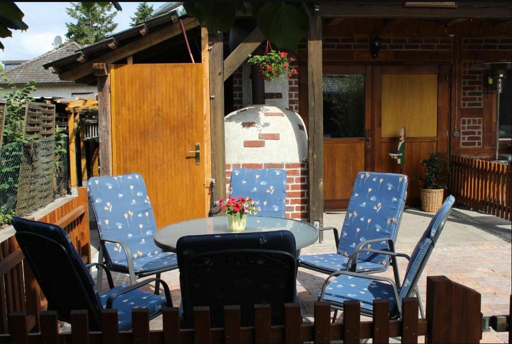 Terrasse mit Gartenmöbeln