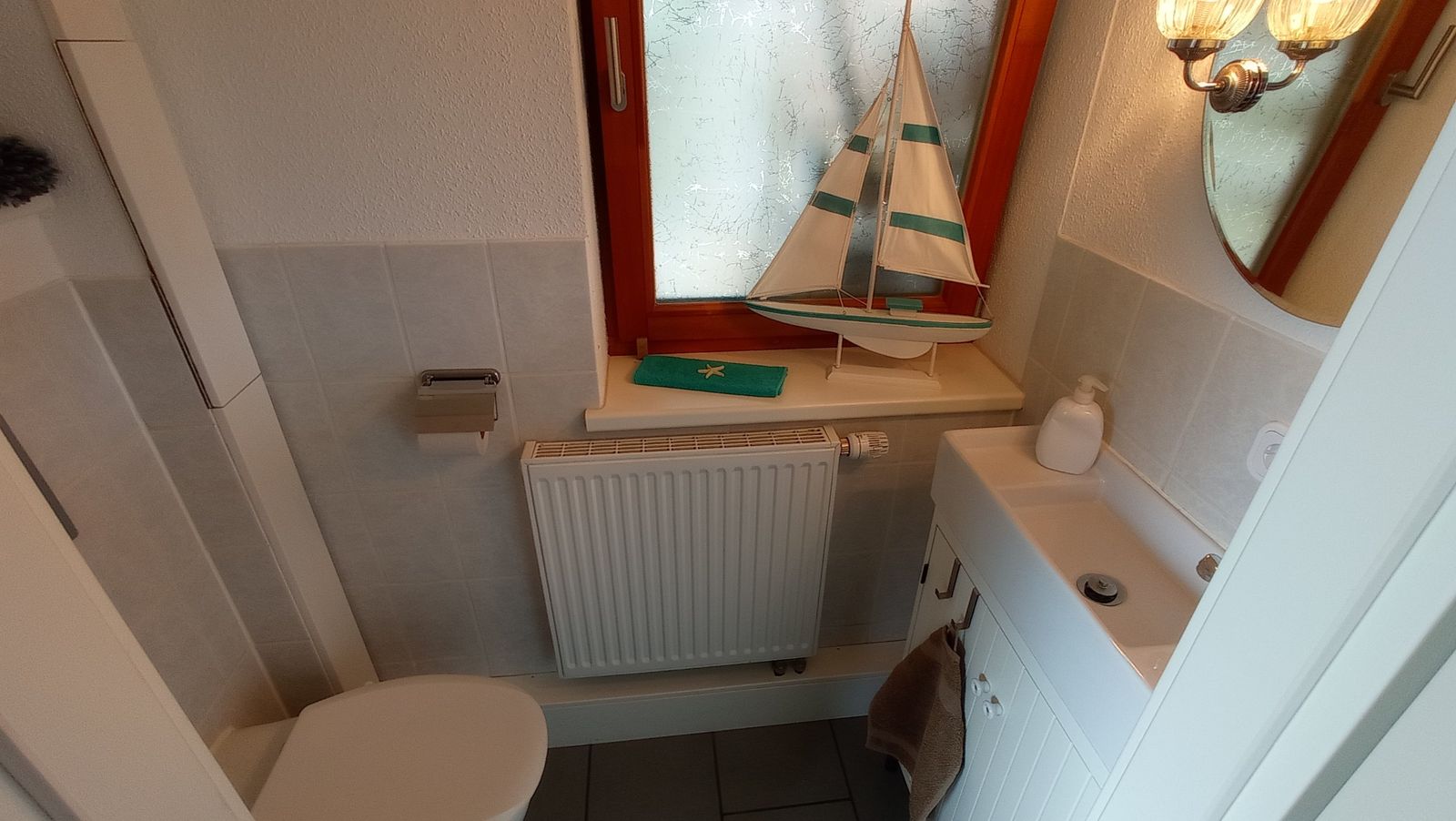Separates WC mit Waschbecken